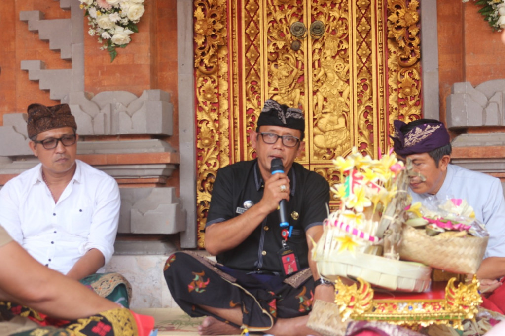 Penyerahan KK Baru, Akta Perkawinan dan (KTP) Baru Wujud Dalung Smartvillage bersama Kadisdukcapil Kabupaten Badung